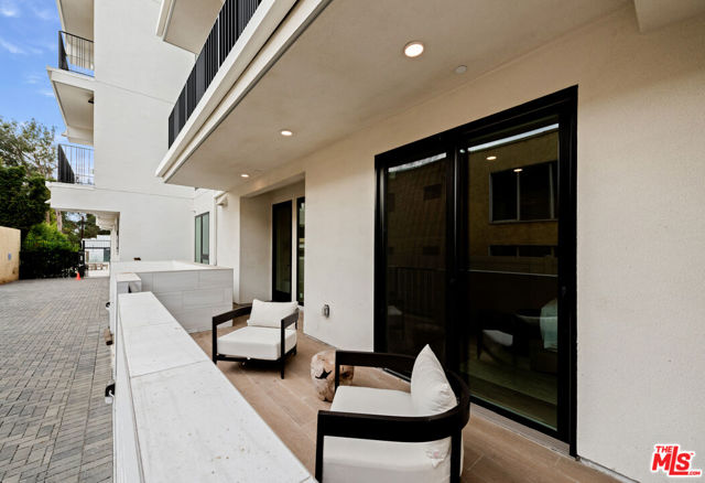Drew Fenton | 505 S Barrington Avenue Los Angeles CA | MLS: 7082117