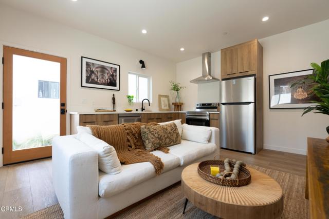 Detail Gallery Image 2 of 11 For 2911 1/2 N Coolidge Ave, Los Angeles,  CA 90039 - 2 Beds | 2 Baths