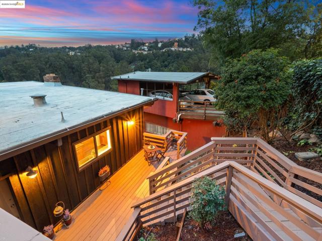 6866 Thornhill Dr, Oakland CA: https://media.crmls.org/mediaz/58e78d7e-14ff-411b-bb88-8c1cd06afa56.jpg