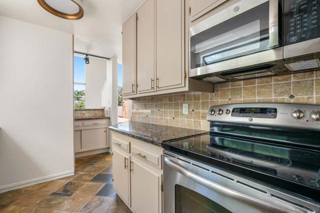 2544 Navarra Rd, Carlsbad CA: https://media.crmls.org/mediaz/58e7cdc4-01ad-4283-abc6-06970116680d.jpg