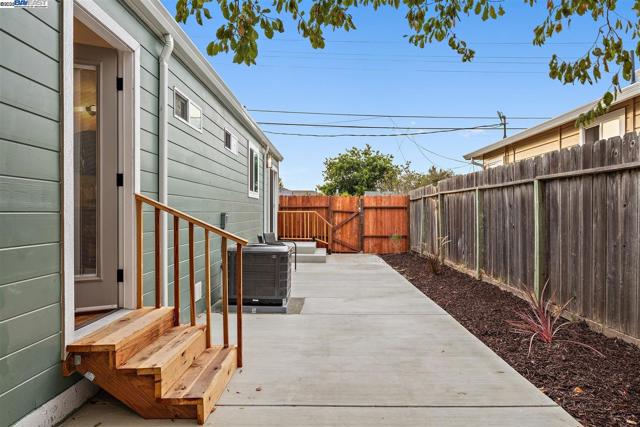 36702 Olive St, Newark CA: https://media.crmls.org/mediaz/58e84137-820b-41df-a258-baaaace8c785.jpg