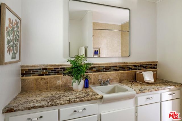 336 N Bradoaks Avenue, Monrovia CA: https://media.crmls.org/mediaz/58e84c8c-85d1-4625-92e0-b15a99458e38.jpg