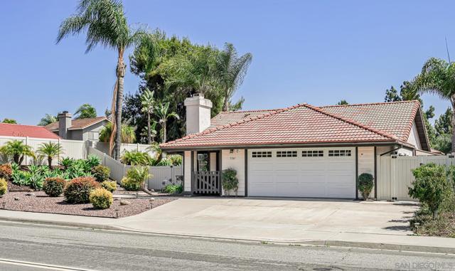 5241 Alamosa Park Dr, Oceanside CA: https://media.crmls.org/mediaz/58e86402-1ecb-456c-8615-b0c9e8e1780e.jpg
