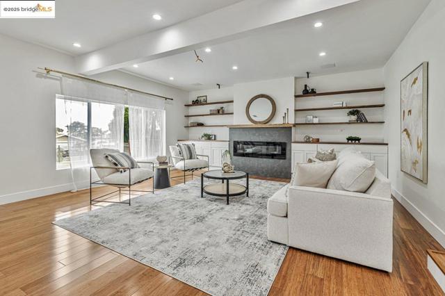 7900 Michigan Ave, Oakland CA: https://media.crmls.org/mediaz/58e897a4-37cb-4bdb-9b81-b96b3fbf7628.jpg