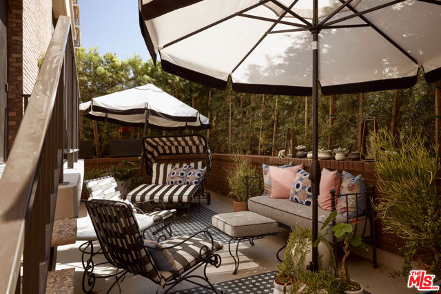 211 S Spalding Drive, Beverly Hills CA: https://media.crmls.org/mediaz/58e8c179-abea-4a9d-b265-61491b465f29.jpg