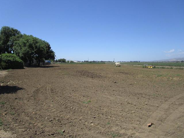 2025 Pacheco Pass Highway, Gilroy CA: https://media.crmls.org/mediaz/58ead82a-18be-427e-b9cb-f1088c182676.jpg