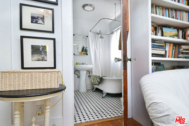 224 Horizon Avenue, Venice CA: https://media.crmls.org/mediaz/58eb9c9a-e73c-4f98-b7ce-16e1d33ba052.jpg
