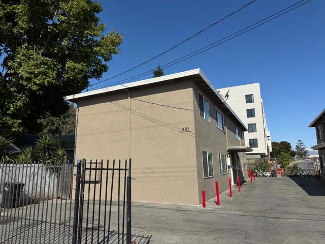 301 Pacific Avenue, Redwood City CA: https://media.crmls.org/mediaz/58ebcf40-0ac5-483c-a976-d2600eb6770b.jpg