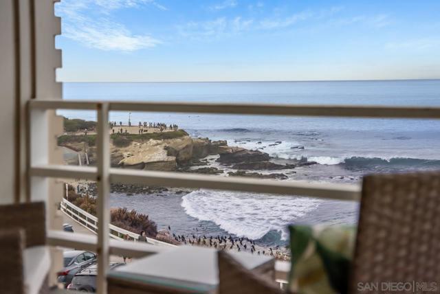 1219 Coast Blvd, La Jolla CA: https://media.crmls.org/mediaz/58eceff5-f0f8-4e82-86df-791d90535c28.jpg