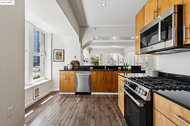 1615 Broadway, Oakland CA: https://media.crmls.org/mediaz/58edd565-1c30-4fa1-9fb6-f35e19d1835d.jpg
