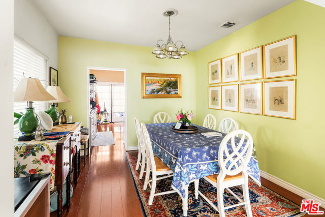 151 S Rexford Drive, Beverly Hills CA: https://media.crmls.org/mediaz/58edffd4-ded9-4c32-adde-4b104a5dc229.jpg