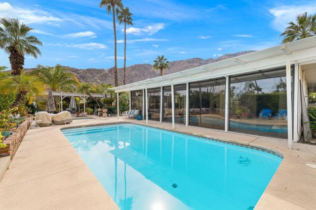 968 N Fairview Circle, Palm Springs CA: https://media.crmls.org/mediaz/58ef4da4-89e3-431d-a636-409c5ef479a8.jpg