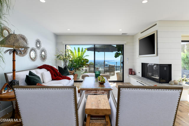 818 Caliente Lane, Ventura CA: https://media.crmls.org/mediaz/58efaec9-137a-4448-8d70-17c5d9f4feba.jpg