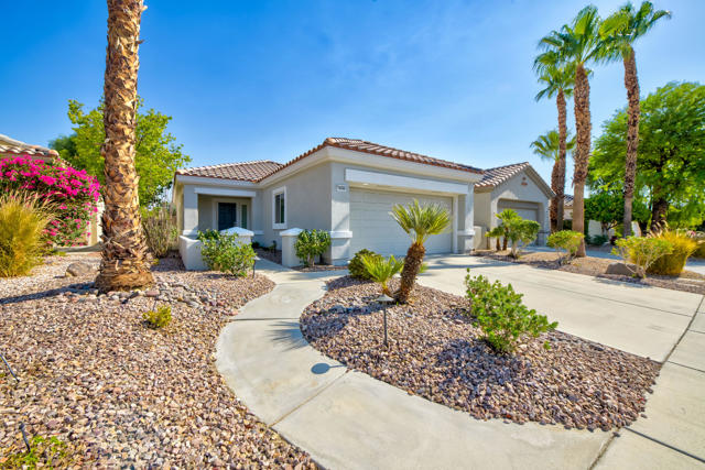 78680 Postbridge Circle, Palm Desert CA: https://media.crmls.org/mediaz/58f05416-baab-4123-891f-12d307ed9118.jpg