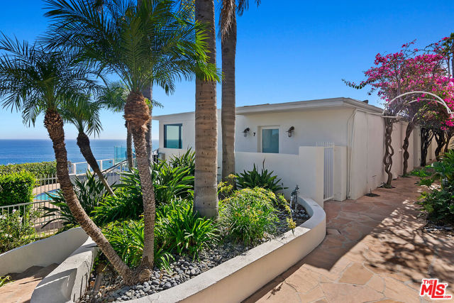27400 Pacific Coast Highway, Malibu CA: https://media.crmls.org/mediaz/58f13675-356e-4713-8576-99bf1818492e.jpg