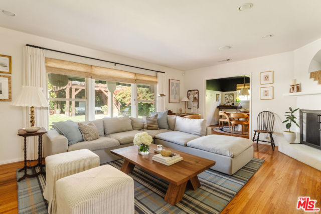5635 S Chariton Avenue, Los Angeles CA: https://media.crmls.org/mediaz/58f332e5-6306-457b-894c-2312eaf0539b.jpg