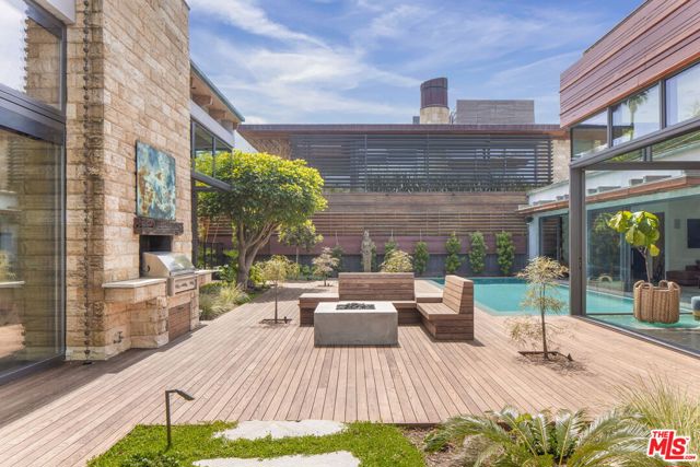 345 W Channel Road, Santa Monica CA: https://media.crmls.org/mediaz/58f3aac2-0427-4bbb-8467-2b9c6e5da691.jpg