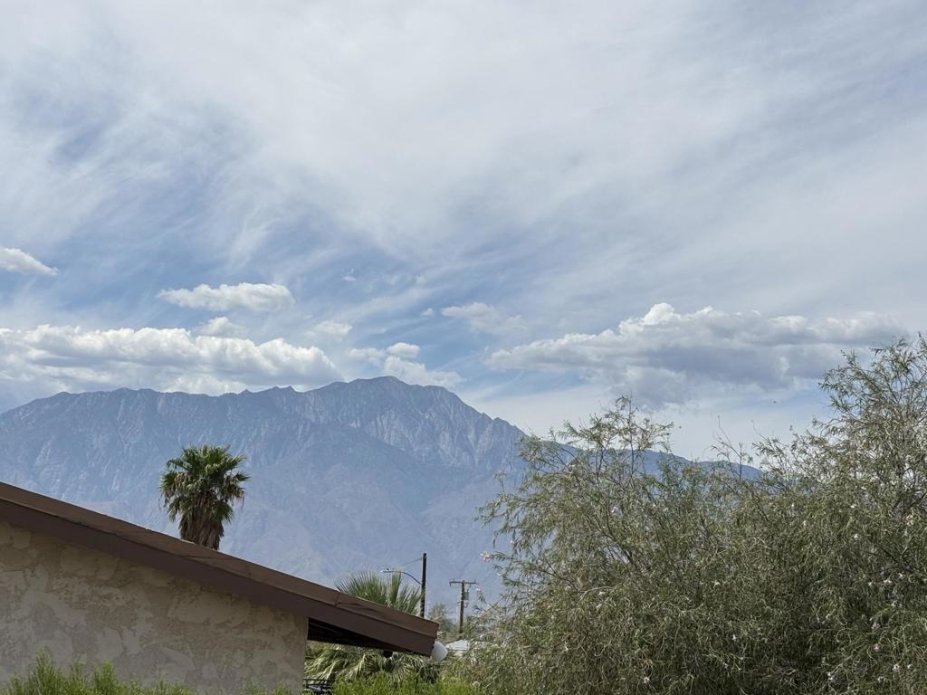 https://media.crmls.org/mediaz/58f3f45f-aa65-4631-94b7-5b114bb975d4.jpg?preset=X-Large