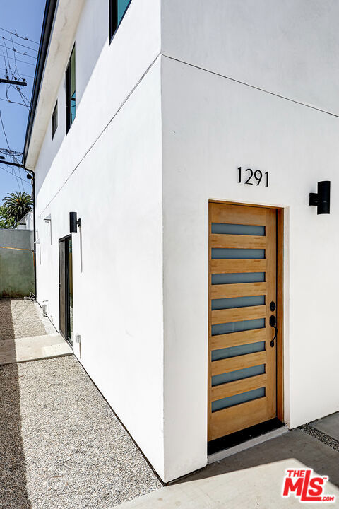 1291 Sycamore, Los Angeles CA: https://media.crmls.org/mediaz/58f49176-e063-484e-abf2-96c1a6c9e5ef.jpg