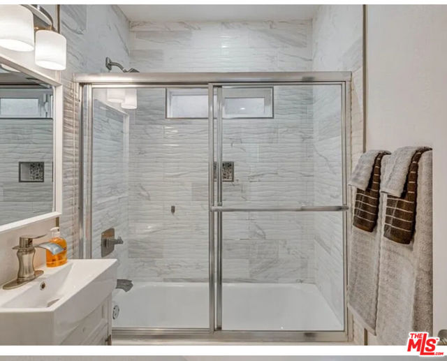 11629 1/2 Gateway Boulevard, West Los Angeles CA: https://media.crmls.org/mediaz/58f5d9df-ceb6-460b-ace1-b912af1cb353.jpg