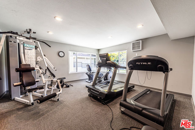 20055 Avenue Of The Oaks, Newhall CA: https://media.crmls.org/mediaz/58f5e442-1f61-4acc-9dc9-b227adc2606c.jpg