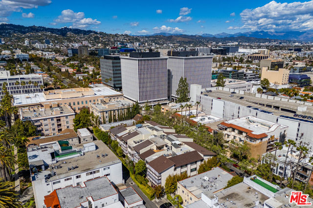133 S Oakhurst Drive, Beverly Hills CA: https://media.crmls.org/mediaz/58f63f43-5c6a-49b0-b24d-c3087bd78386.jpg