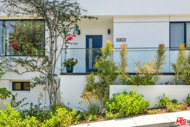 4841 Minden Place, Los Angeles CA: https://media.crmls.org/mediaz/58f6e713-812e-4496-aeeb-6fabb7a80b88.jpg