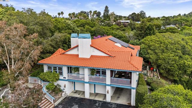3565 Star Ridge Rd, Hayward CA: https://media.crmls.org/mediaz/58f79b89-e9fa-42c6-88fd-02d830067ce0.jpg