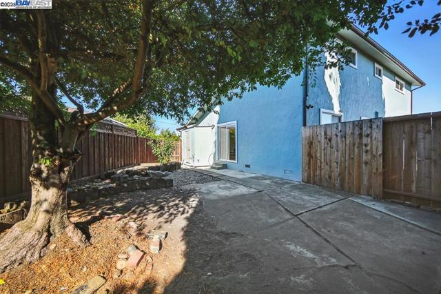 3419 Del Valle Cir, San Leandro CA: https://media.crmls.org/mediaz/58f875c4-8c9d-4896-bf27-93fdc7f2f28a.jpg