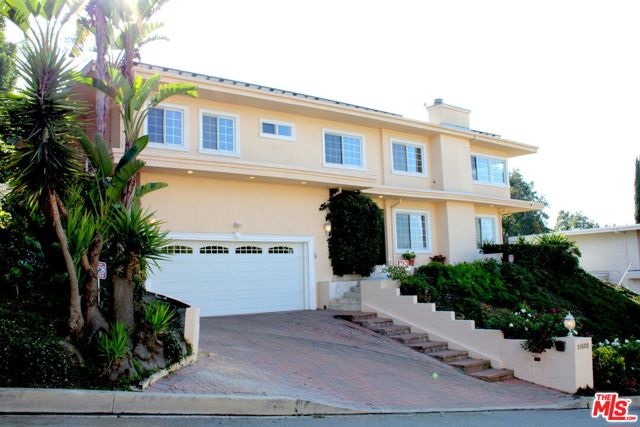 11502 Dona Teresa Drive, Studio City CA: https://media.crmls.org/mediaz/58f8bcc9-be2f-462f-9f80-58113bfb539c.jpg