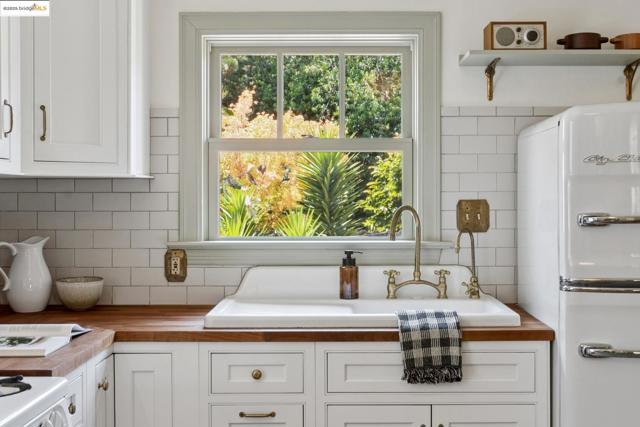 6521 Herzog St, Oakland CA: https://media.crmls.org/mediaz/58f9a9c7-79a1-4587-af5e-07182891e48f.jpg