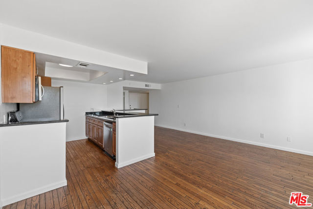 2700 Cahuenga Boulevard, Los Angeles CA: https://media.crmls.org/mediaz/58f9f165-c3b0-43e8-8715-81157dae4583.jpg