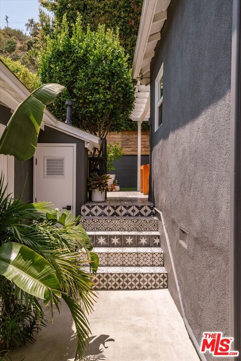 https://media.crmls.org/mediaz/58fa3a35-e7fe-453f-868b-5b1ec211bcce.jpg?preset=X-Large