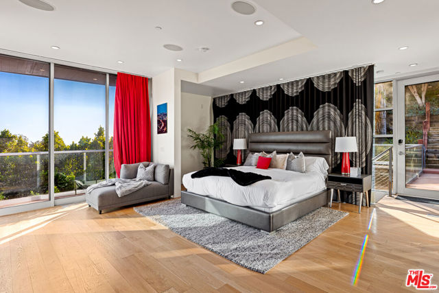 2738 Rinconia Drive, Los Angeles CA: https://media.crmls.org/mediaz/58fb14a6-c488-4a56-b8f9-64af10183071.jpg
