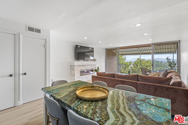 4553 Don Ricardo Drive, Los Angeles CA: https://media.crmls.org/mediaz/58fbf2b6-5922-40d8-ad7b-3a496b86a1cf.jpg