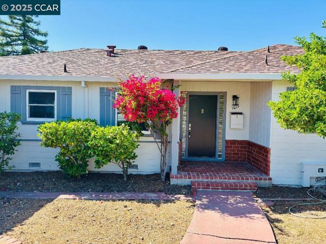 1011 Harbor View Dr, Martinez CA: https://media.crmls.org/mediaz/58fc5b95-3c9e-4fd9-9918-4e382eadff2f.jpg