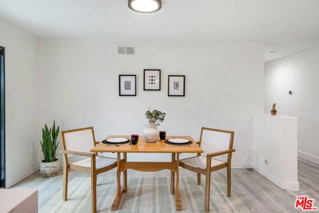 4223 Don Carlos Drive, Los Angeles CA: https://media.crmls.org/mediaz/58fcbc81-d71a-4516-8c74-42bc42ce3096.jpg