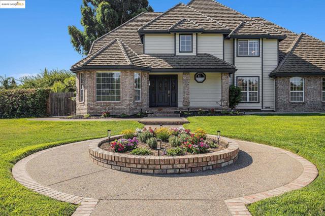 15 Madeira Ct, Oakley CA: https://media.crmls.org/mediaz/58fdb891-57bf-4535-b686-cd3662077e12.jpg