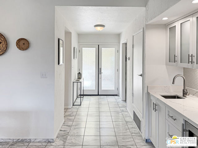 2365 S Oakcrest Drive, Palm Springs CA: https://media.crmls.org/mediaz/58fdf361-5884-4e17-856b-c098ba79d5fa.jpg