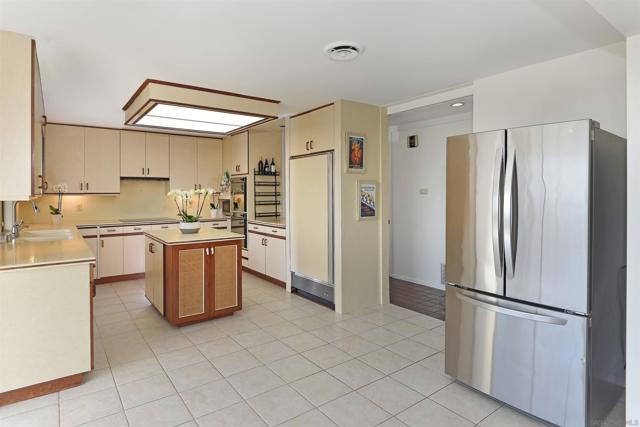 1553 Copa de Oro, La Jolla CA: https://media.crmls.org/mediaz/58fdff5d-695b-4502-8350-25ec711b7633.jpg