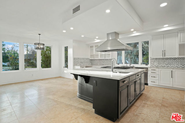 5309 Louise Avenue, Encino CA: https://media.crmls.org/mediaz/59000a70-ff44-42de-983f-36688ff7e2eb.jpg