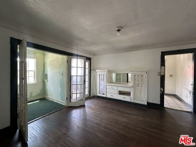 1117 N Alexandria Avenue, Los Angeles CA: https://media.crmls.org/mediaz/59017b34-7b22-41f4-9dc2-886310e925b5.jpg