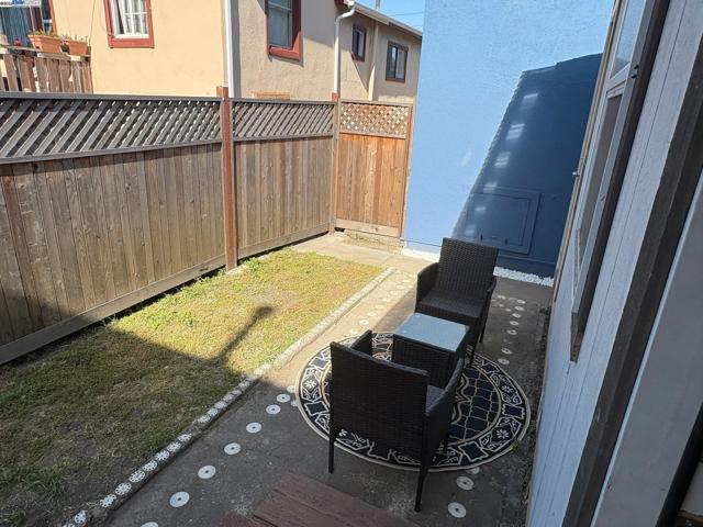 1050 37Th St, Oakland CA: https://media.crmls.org/mediaz/5901a039-f099-4c95-b4fb-a319e1522ab0.jpg