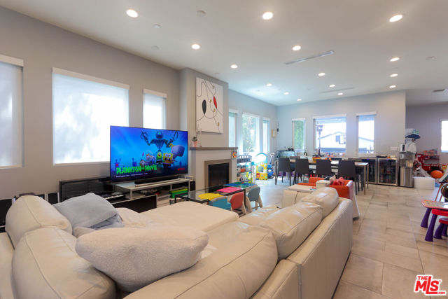 1670 Asbury Drive, Pasadena CA: https://media.crmls.org/mediaz/5901a2af-f2e5-482b-8328-d14212f4ae2d.jpg