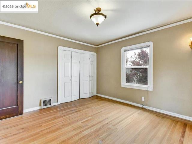 4211 Market St, Oakland CA: https://media.crmls.org/mediaz/5901af0e-77da-4e4b-8d2d-e2f4759264c7.jpg
