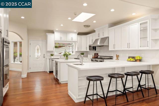 6585 Swainland Rd, Oakland CA: https://media.crmls.org/mediaz/59021bb2-4521-4bc8-b138-fd686fde4c1d.jpg