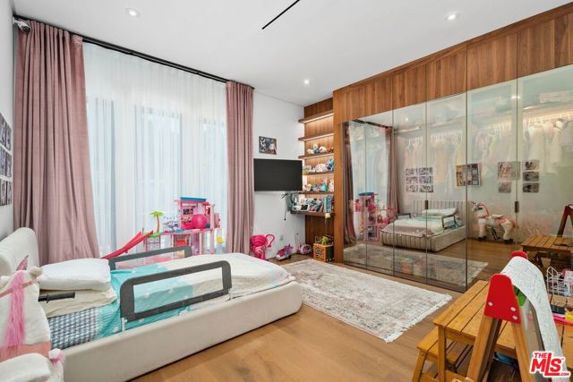 16015 Valley Wood Road, Sherman Oaks CA: https://media.crmls.org/mediaz/5902fb31-b786-497d-88ce-55e3e637b471.jpg