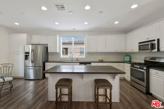 21990 Moveo Drive, Santa Clarita CA: https://media.crmls.org/mediaz/5903302c-1da3-4eda-9aea-2f69cb615515.jpg