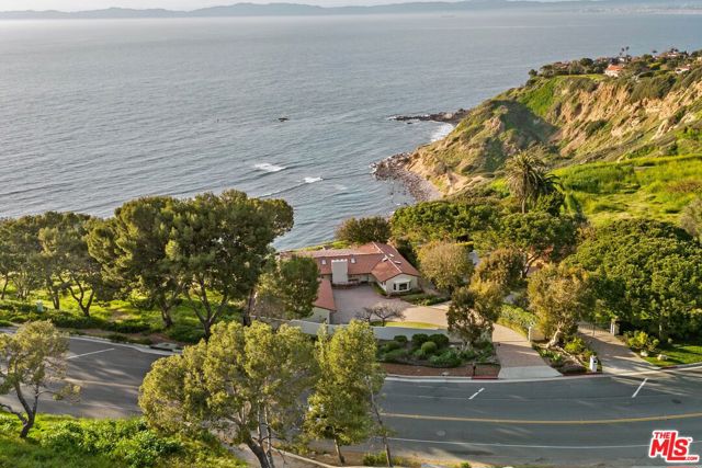 1115 Palos Verdes Drive West Drive, Palos Verdes Estates CA: https://media.crmls.org/mediaz/5903a6c6-a2df-4d8e-af09-b3b74062b3f6.jpg