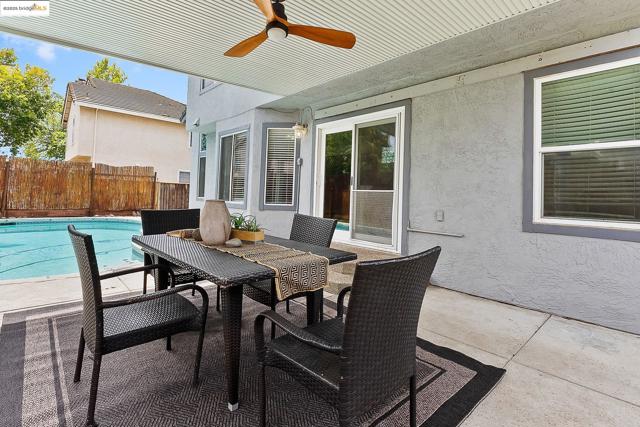 20 Goldmeadow Ct, Brentwood CA: https://media.crmls.org/mediaz/5903fcd2-9807-4e03-a995-ebd0009788ca.jpg